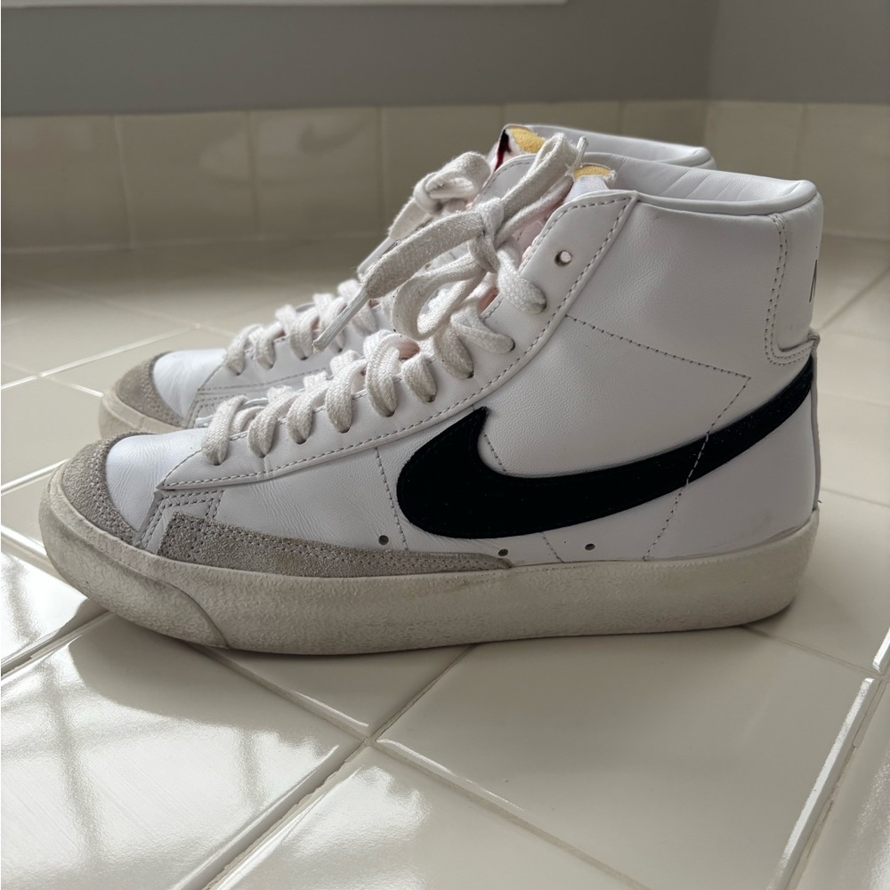 Nike Blazer Mid 77 in Women's size 8
